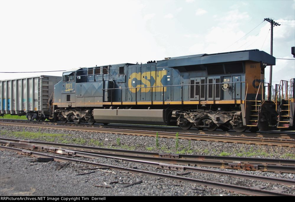 CSX 891 on M626